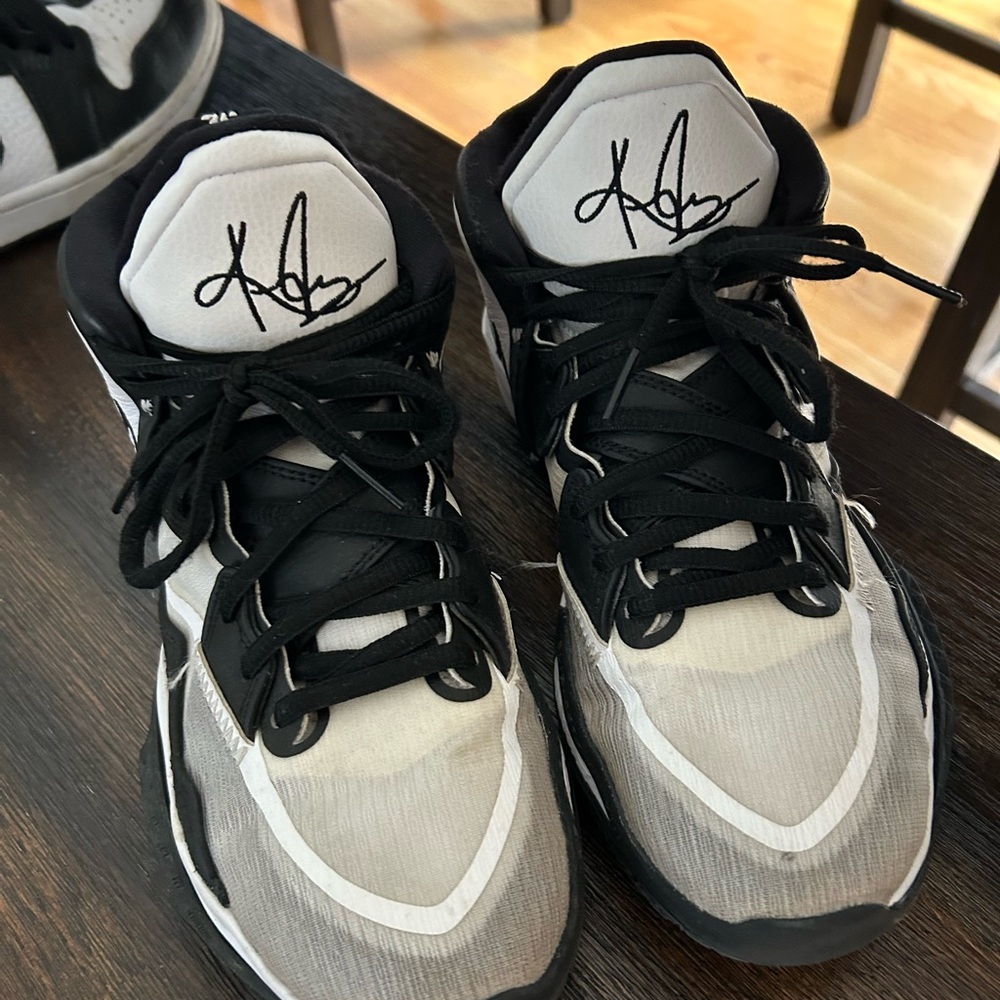 Nike Kyrie Basketball Sneaker men’s 7.5 women’s 9